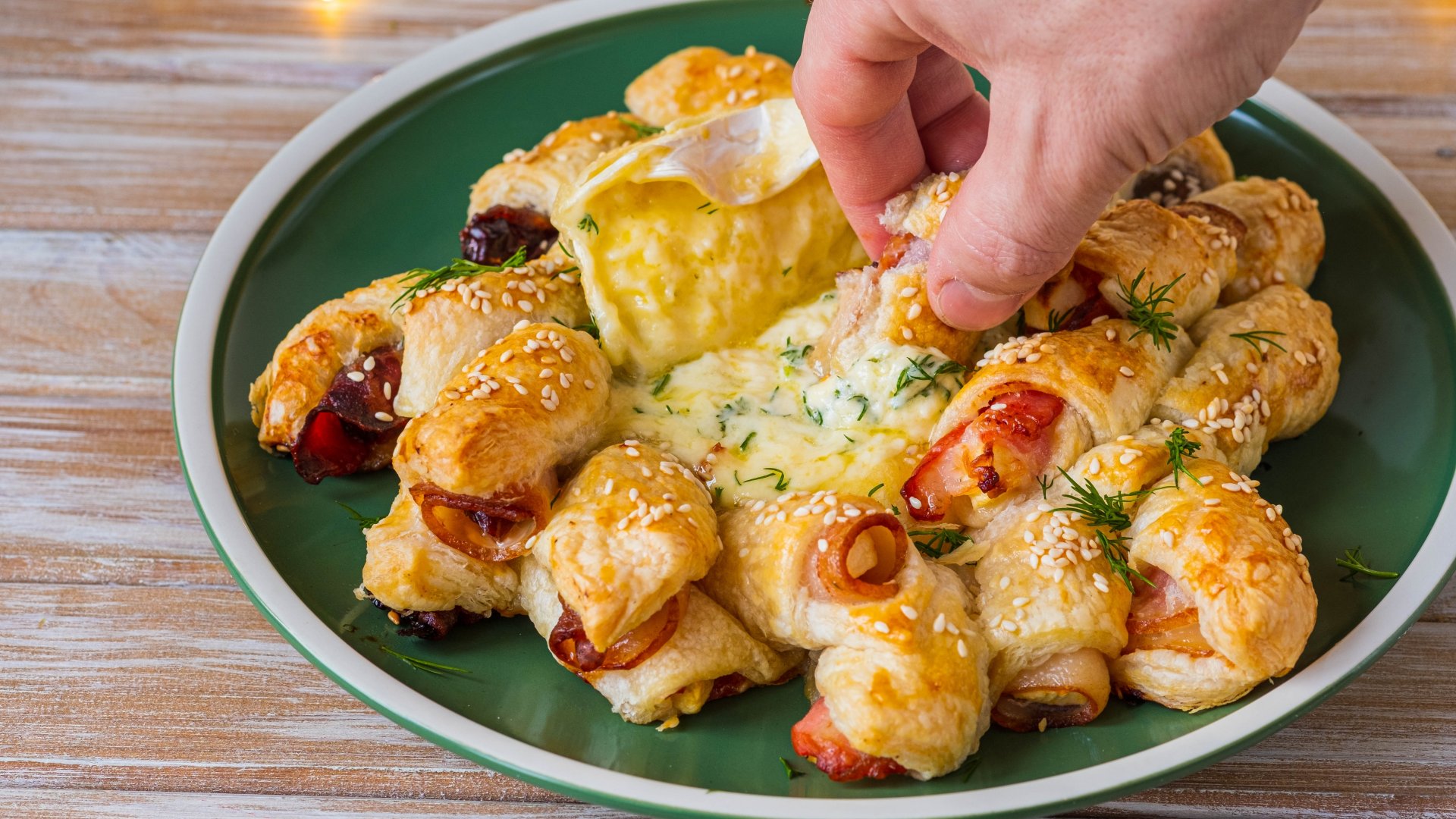 Sült camembert baconos leveles tésztával: a legfinomabb szilveszteri party kaja Sült camembert baconos leveles tésztával: a legfinomabb szilveszteri party kaja