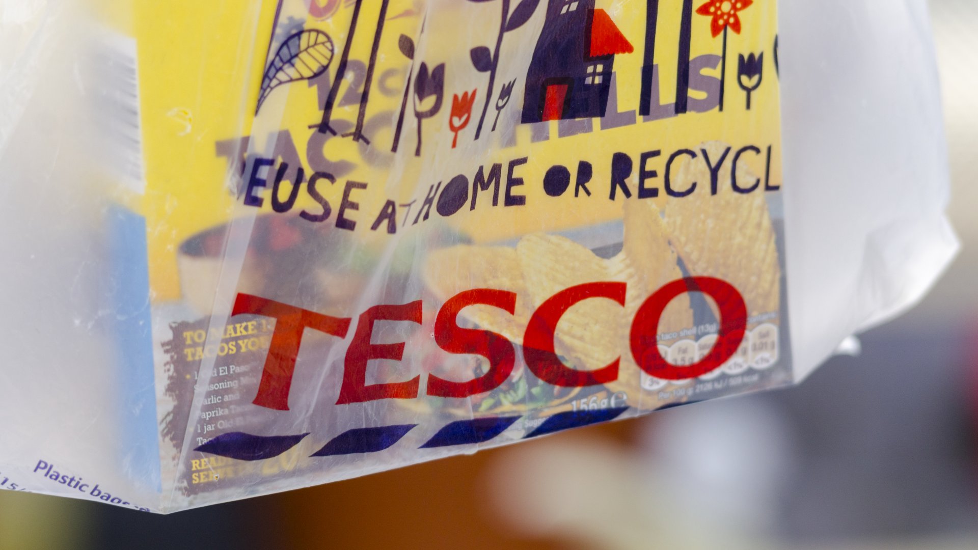 Kukacok mászkáltak a több ezer forintos csokisdobozokban a tatabányai Tescoban Kukacok mászkáltak a több ezer forintos csokisdobozokban a tatabányai Tescoban