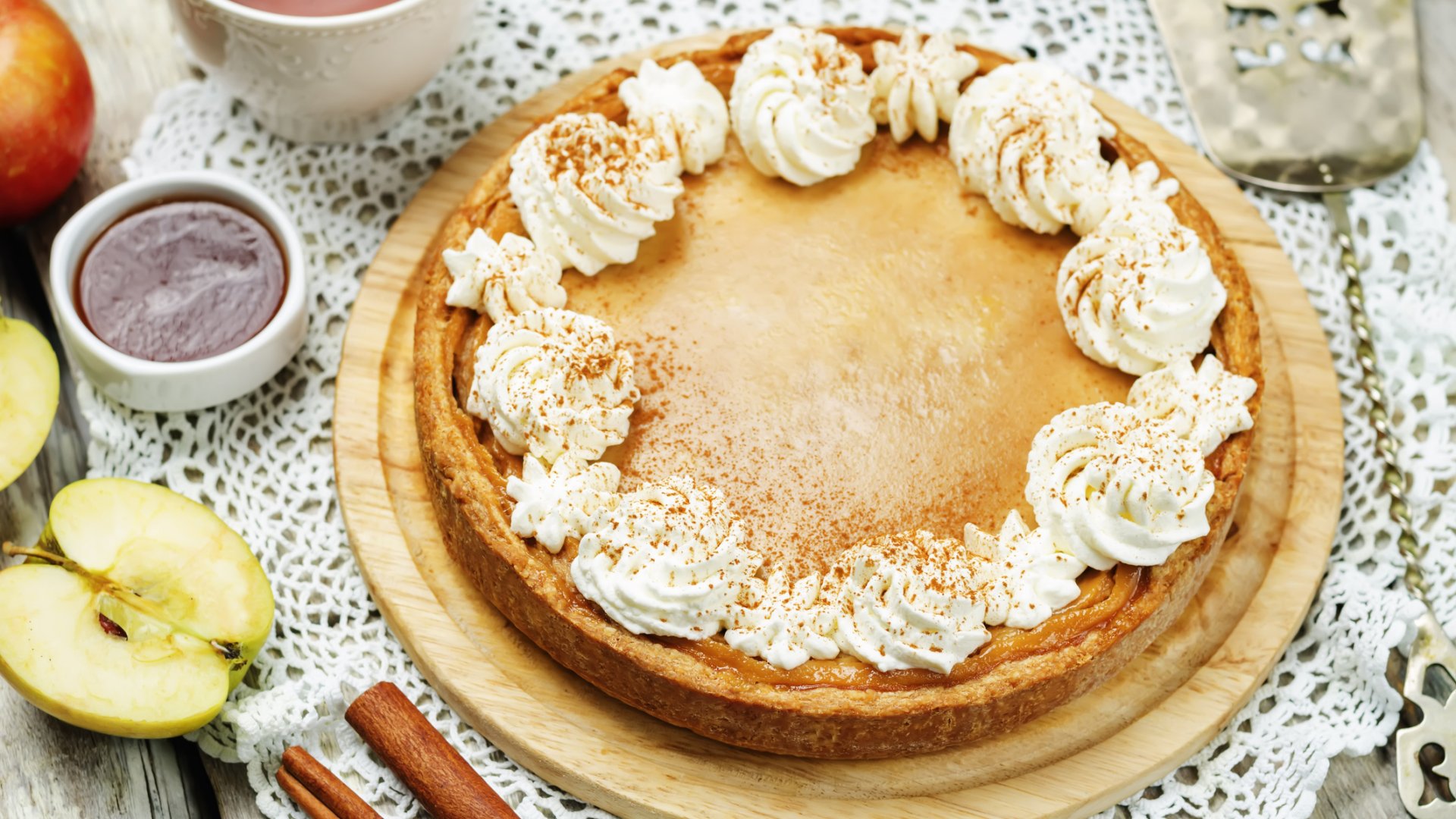 Legfinomabb őszi sütemény recept, sütés nélkül: omlós almás-diós pite Legfinomabb őszi sütemény recept, sütés nélkül: omlós almás-diós pite