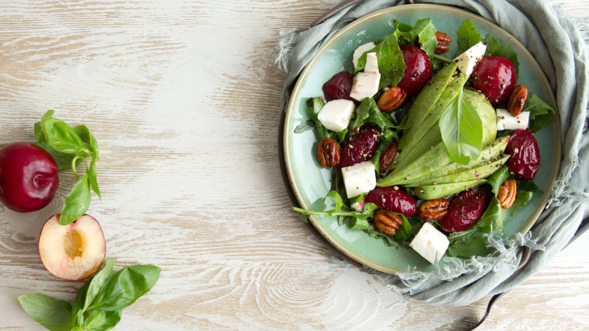 Az idei ősz új kedvenc fogása: A szilvás saláta receptünk