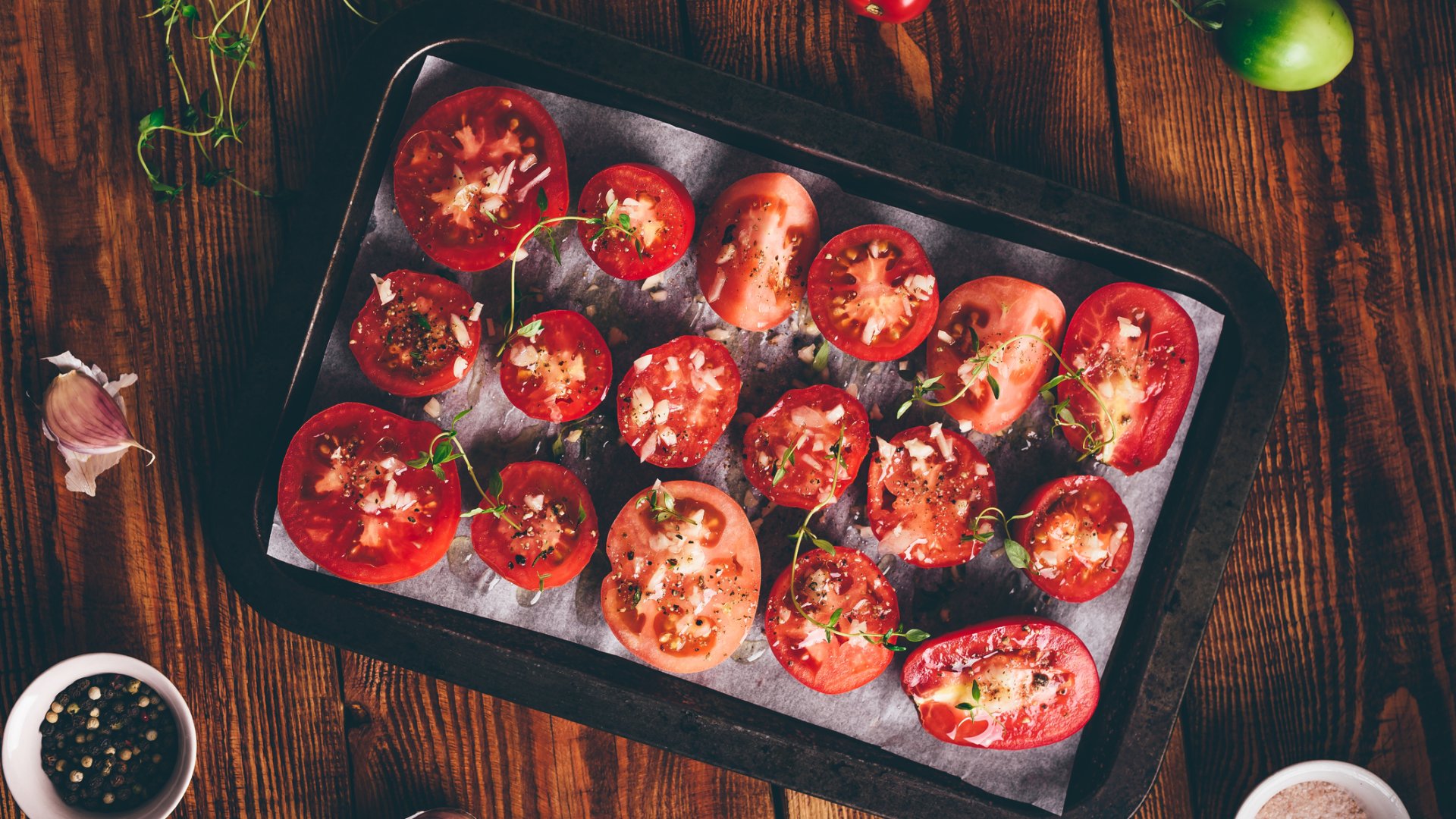 Ínycsiklandó ízek télire: a legfinomabb sült paradicsomszósz recept