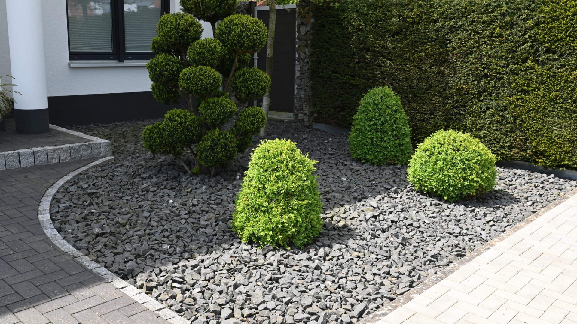 Tippek a kavicsos járdák és felhajtók egyszerű tisztításához