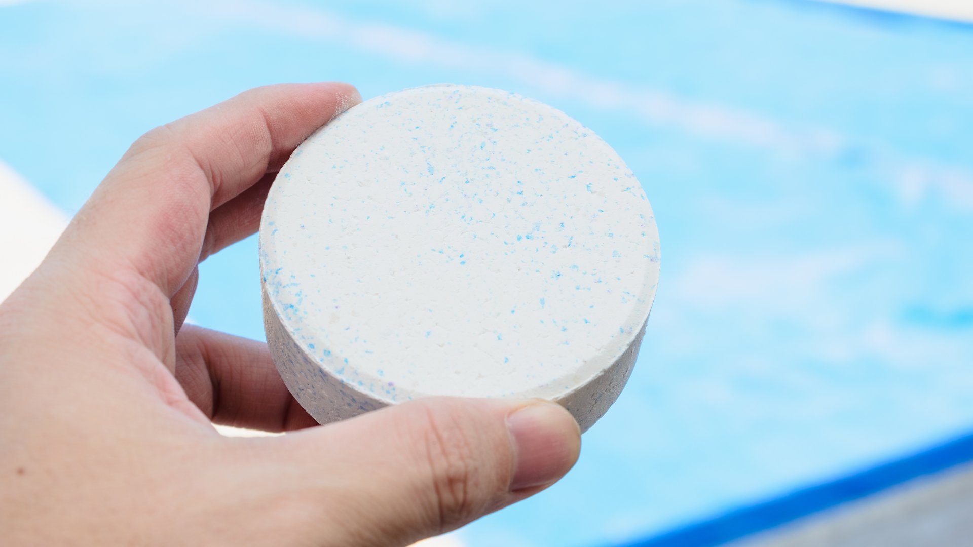 Szabad-e vagy kell-e eső után újra klórozni a medencét?