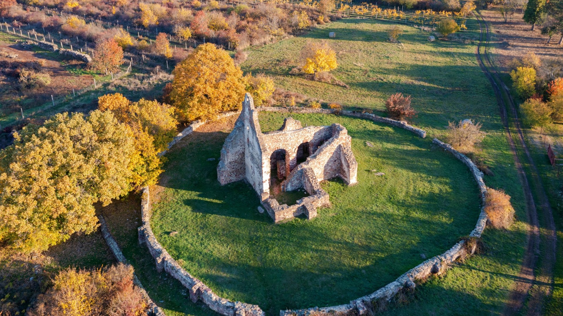 Magával ragadó történelem a Balaton partján – Kirándulás a legszebb templomromokhoz Magával ragadó történelem a Balaton partján – Kirándulás a legszebb templomromokhoz