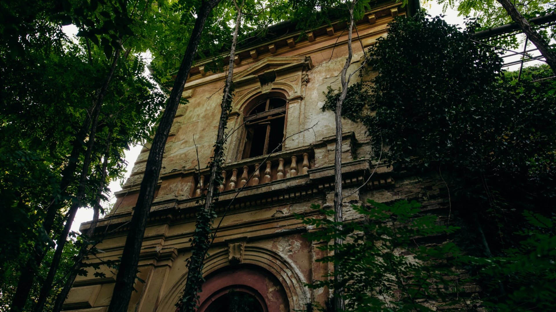 Egy elvadult kastélykert, egy fekete kastély és gyilkosságokkal teli történetek Balatonedericsről Egy elvadult kastélykert, egy fekete kastély és gyilkosságokkal teli történetek Balatonedericsről