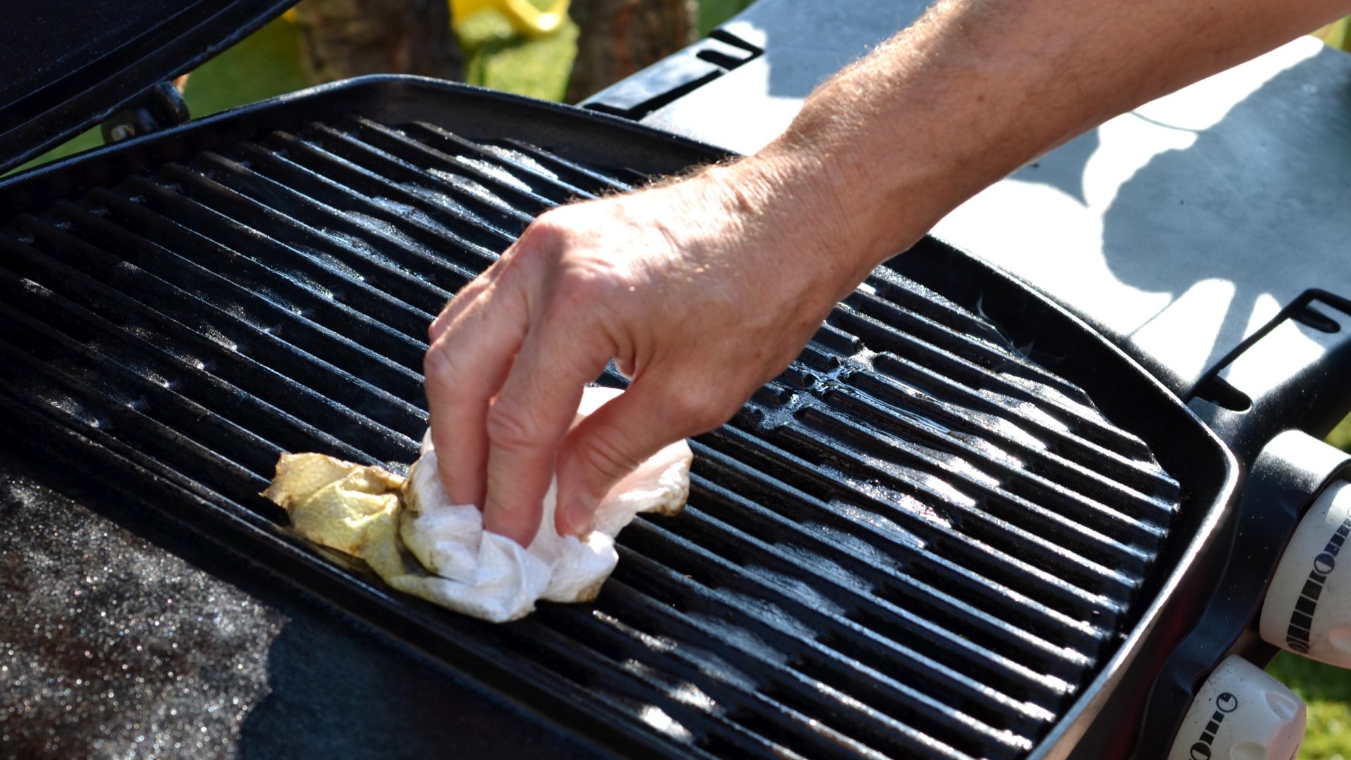 A grillsütő tisztítása kefe nélkül – Így tudod percek alatt csillogóvá varázsolni a grillt! A grillsütő tisztítása kefe nélkül – Így tudod percek alatt csillogóvá varázsolni a grillt!