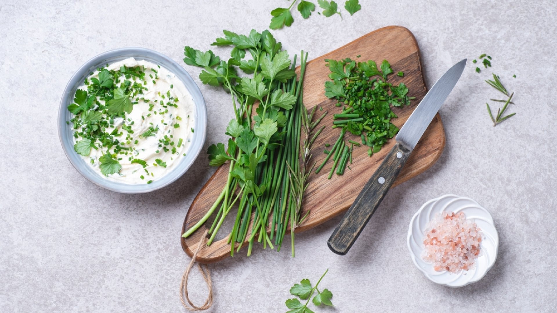 Itt van 2 egyszerű recept: medvehagyma leves, medvehagymás házi vaj