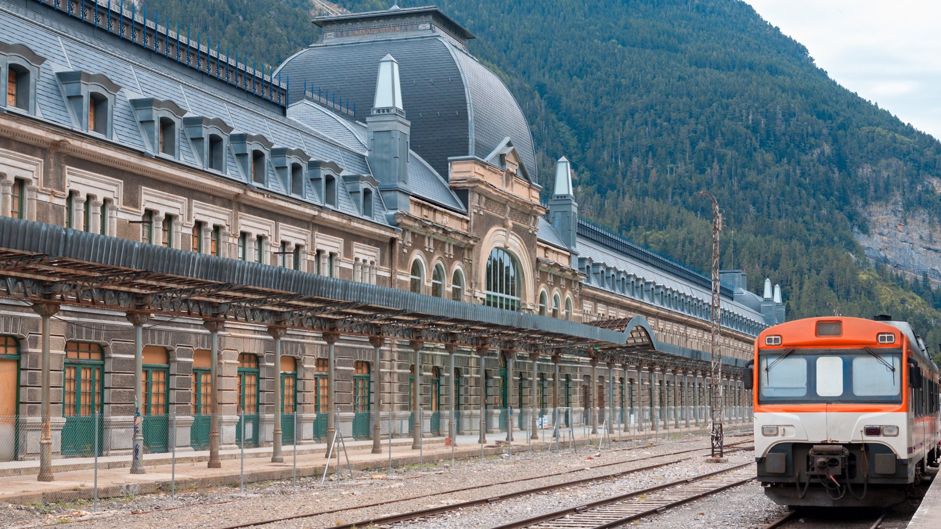 Elhagyatott vasútállomásból fényűző szálloda – Szálloda a Pireneusok lábainál Elhagyatott vasútállomásból fényűző szálloda – Szálloda a Pireneusok lábainál