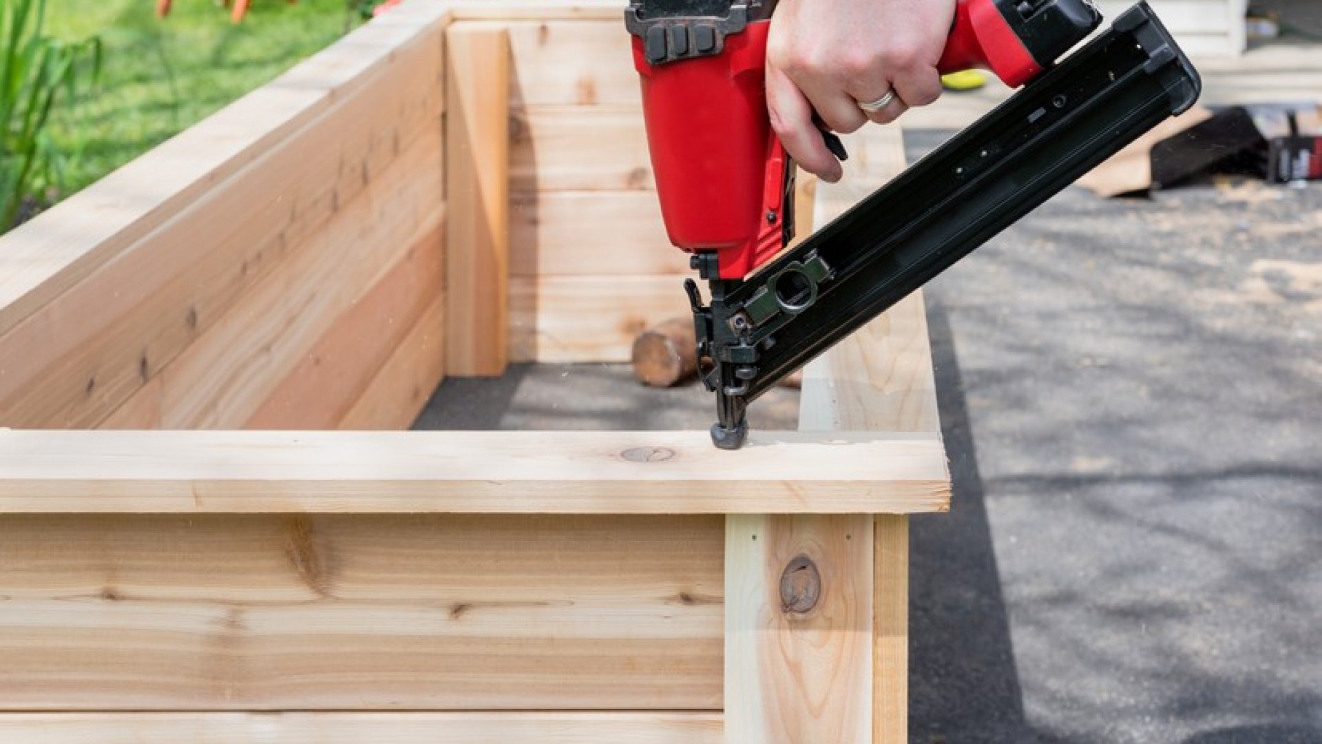 Így készíts fából virágládát 2 szerszám segítéségével! – kezdőknek is menni fog