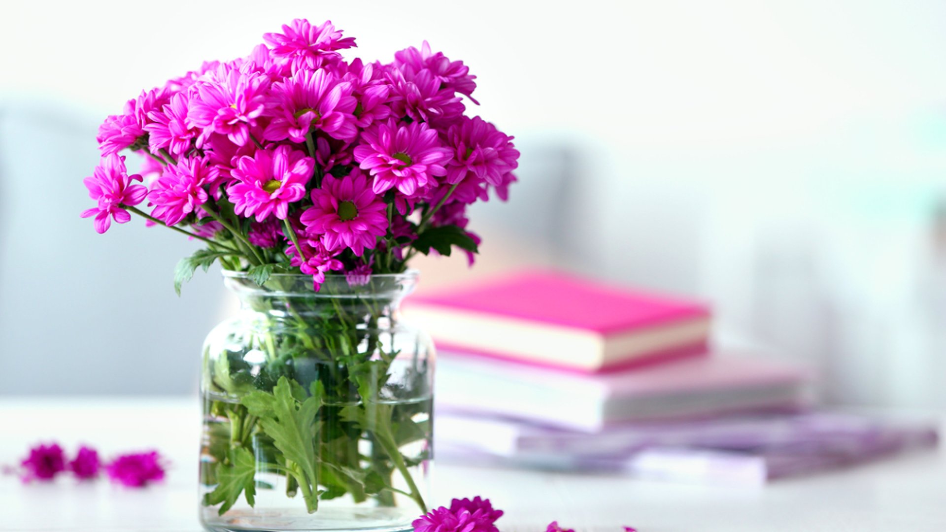 Ez a virágüzletek titka – így tartsd te is frissen sokáig a vágott virágaidat a vázában!