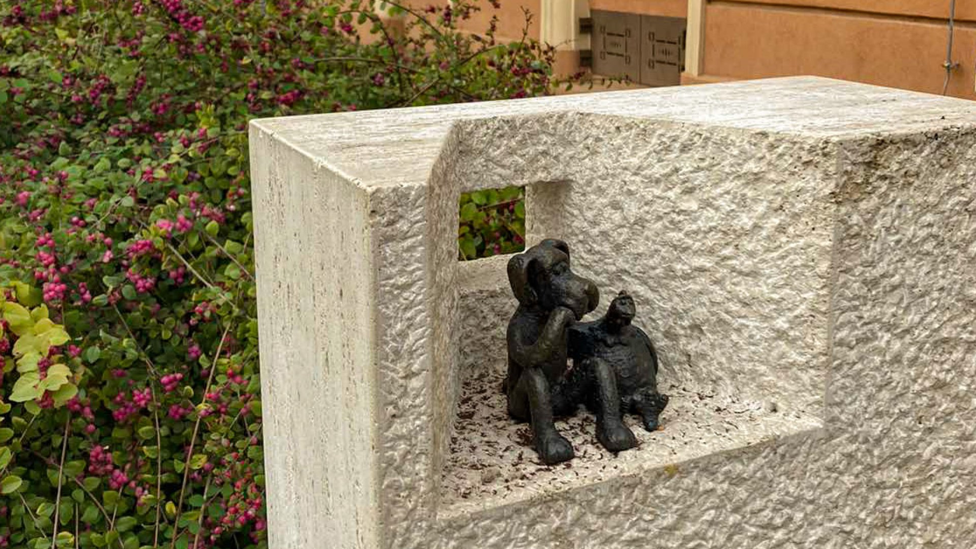 Titokzatos miniszobrokra bukkantunk Vácon