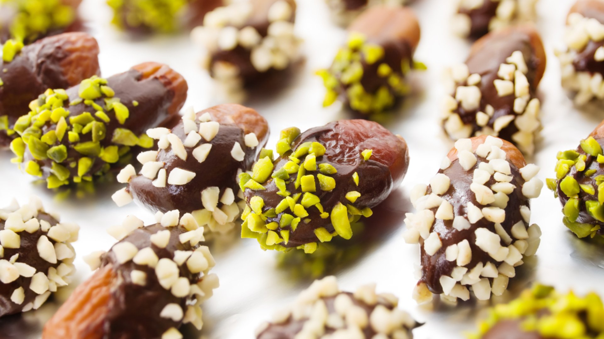 Csokival bevont töltött datolya recept