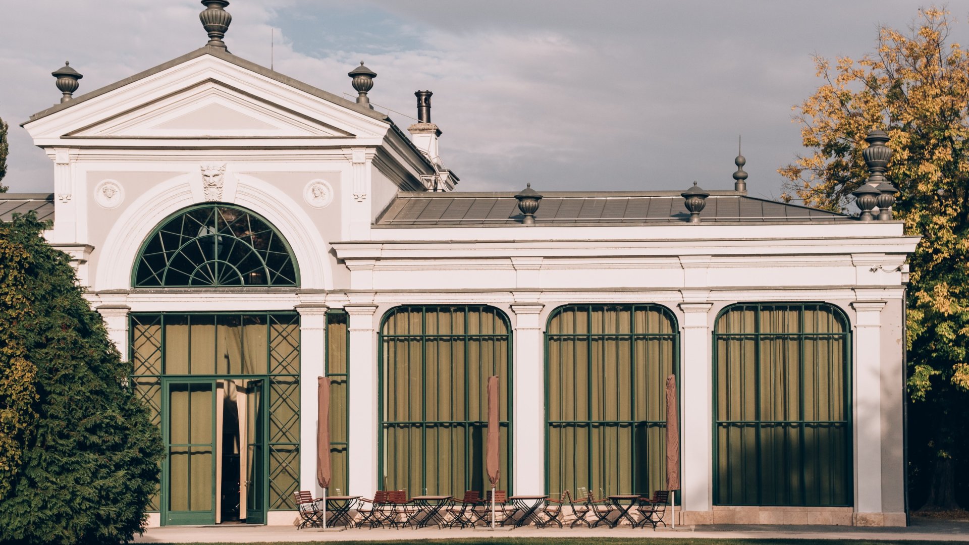 A Tatai Angolkert látnivalói és története