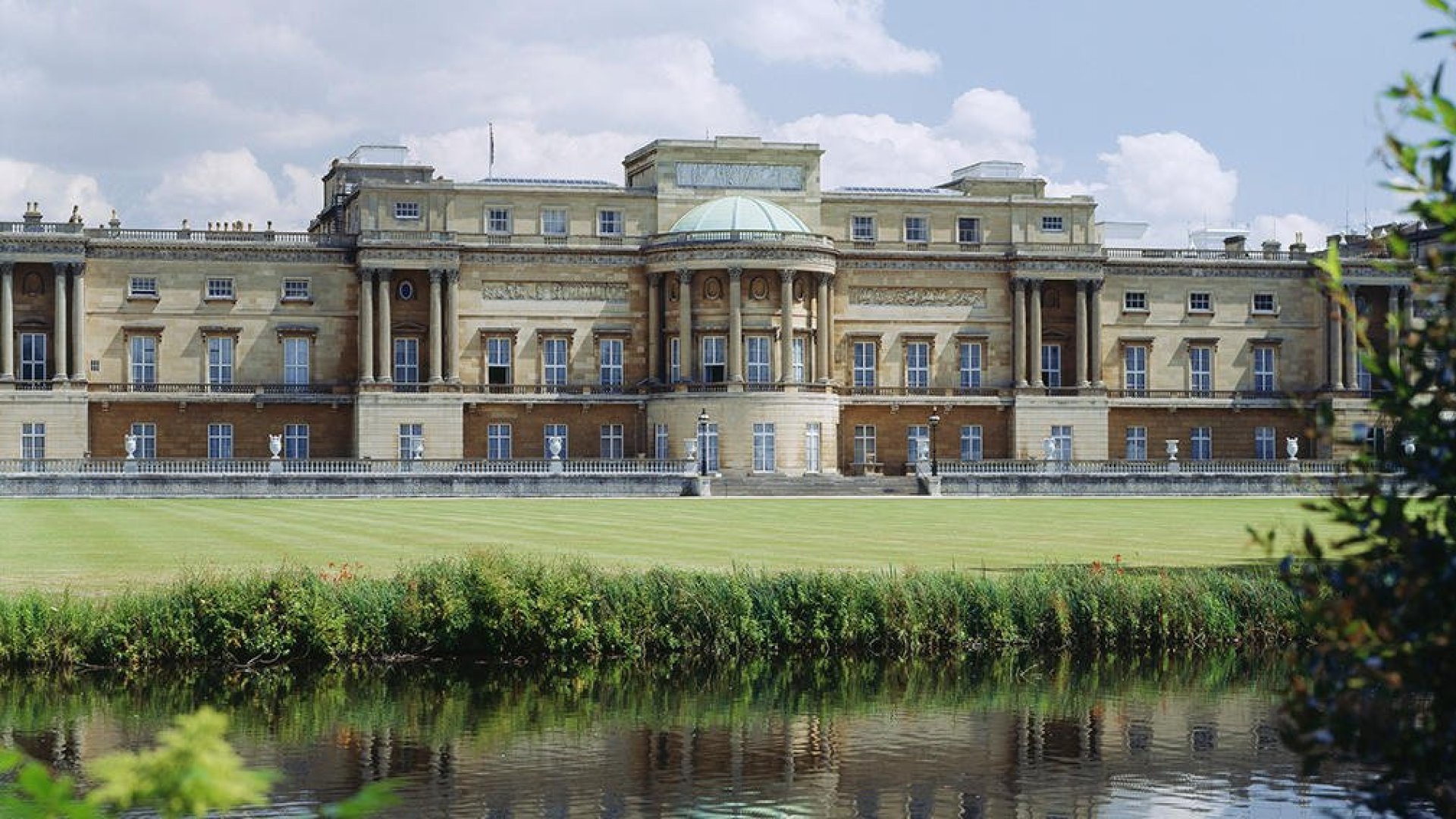 Járd be velünk a Buckingham-palota kertjét és fedezzük fel annak titkait! Járd be velünk a Buckingham-palota kertjét és fedezzük fel annak titkait!