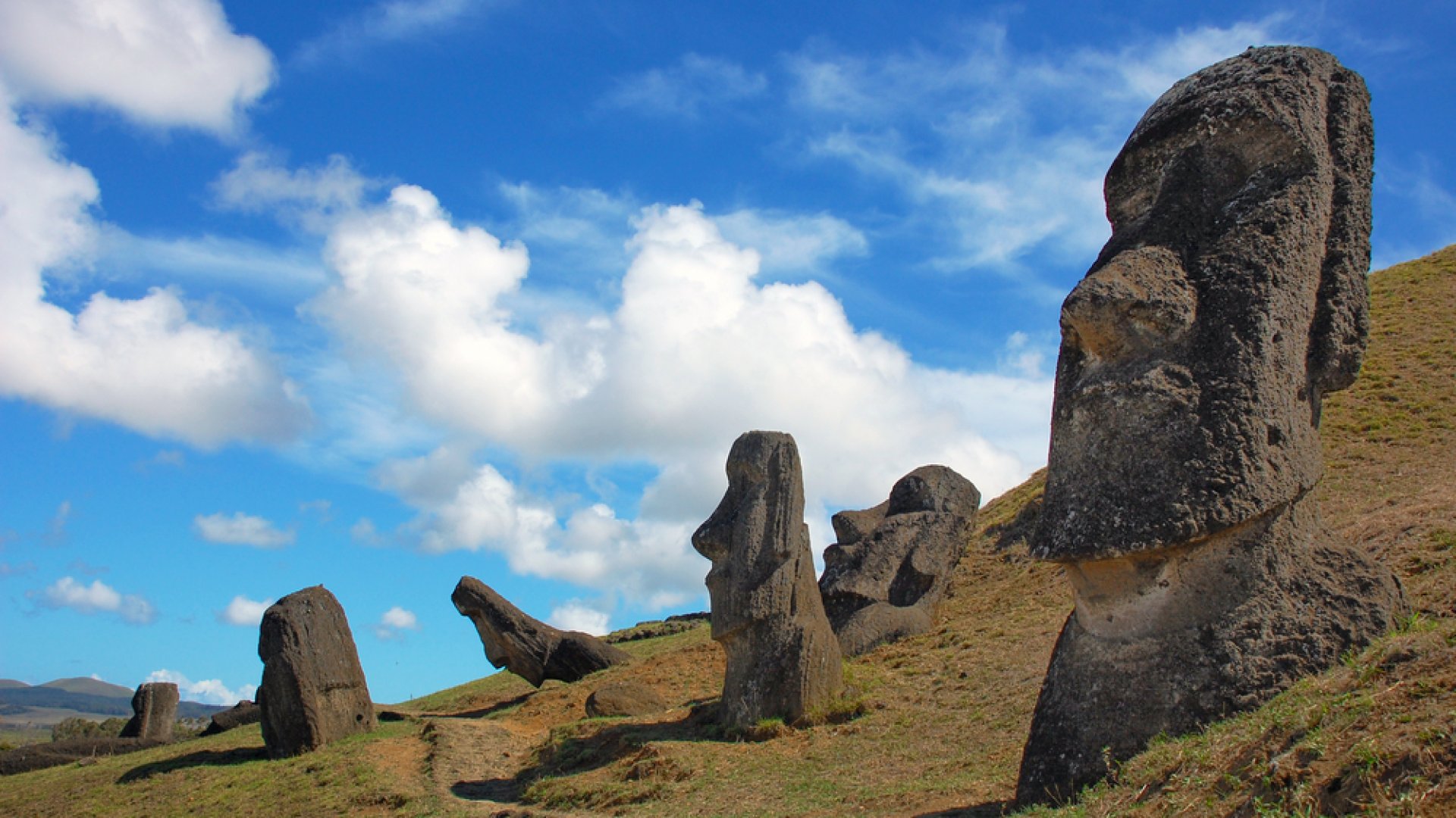 Megrongálódtak a titokzatos húsvét-szigeti szobrok egy tűzben- a világörökség része volt Megrongálódtak a titokzatos húsvét-szigeti szobrok egy tűzben- a világörökség része volt