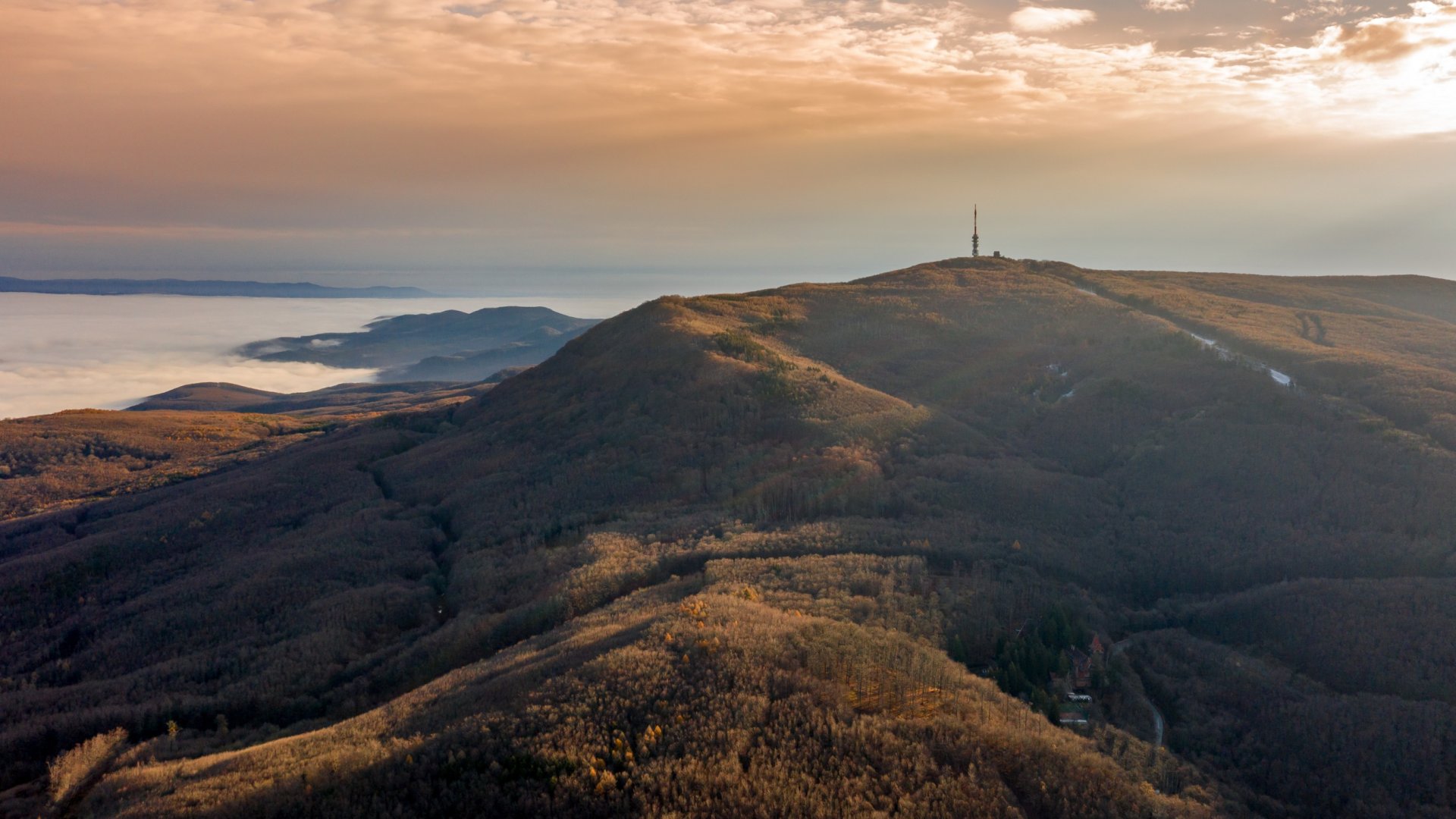 Mesekönyvekbe illő falucskákon keresztül túrázhatunk a Mátrában