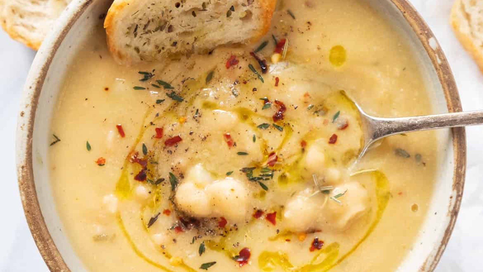 Vegán fokhagymás csicseriborsóleves percek alatt