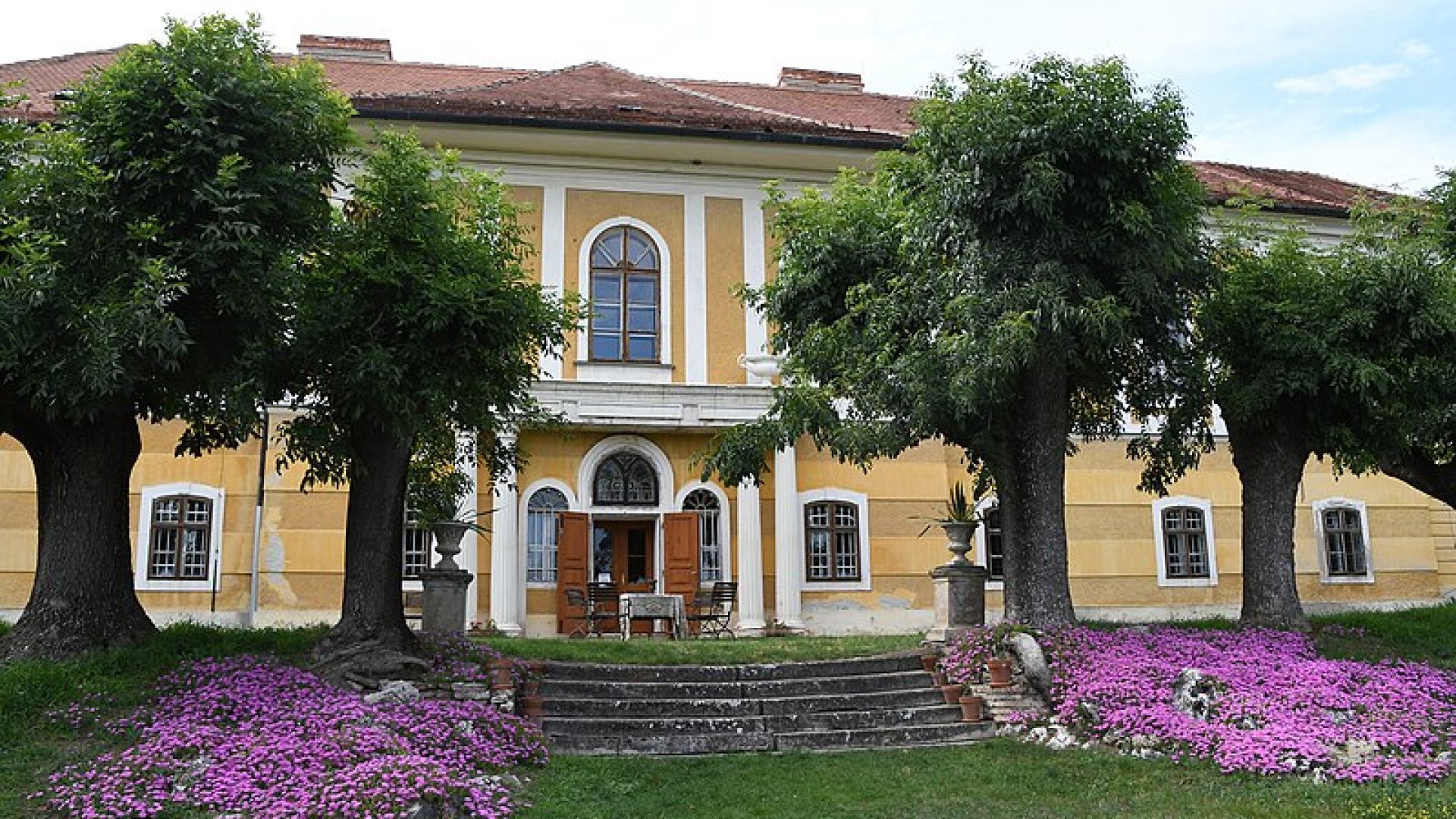 Még mindig zárva az iszkaszentgyörgyi kastély – kár érte, gyönyörű