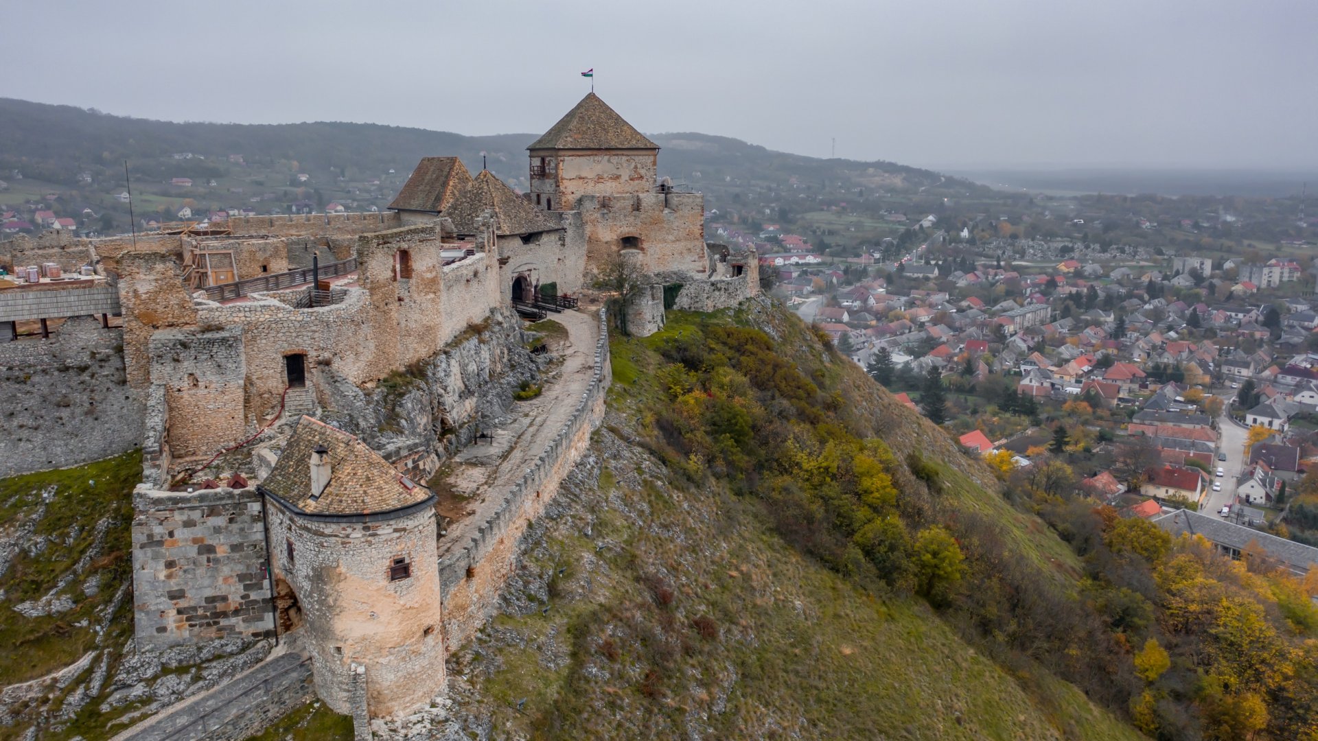 Melegebb és hűvösebb napokon is tökéletes kirándulási lehetőség a Balaton-felvidék középkori erődítményét meglátogatni!