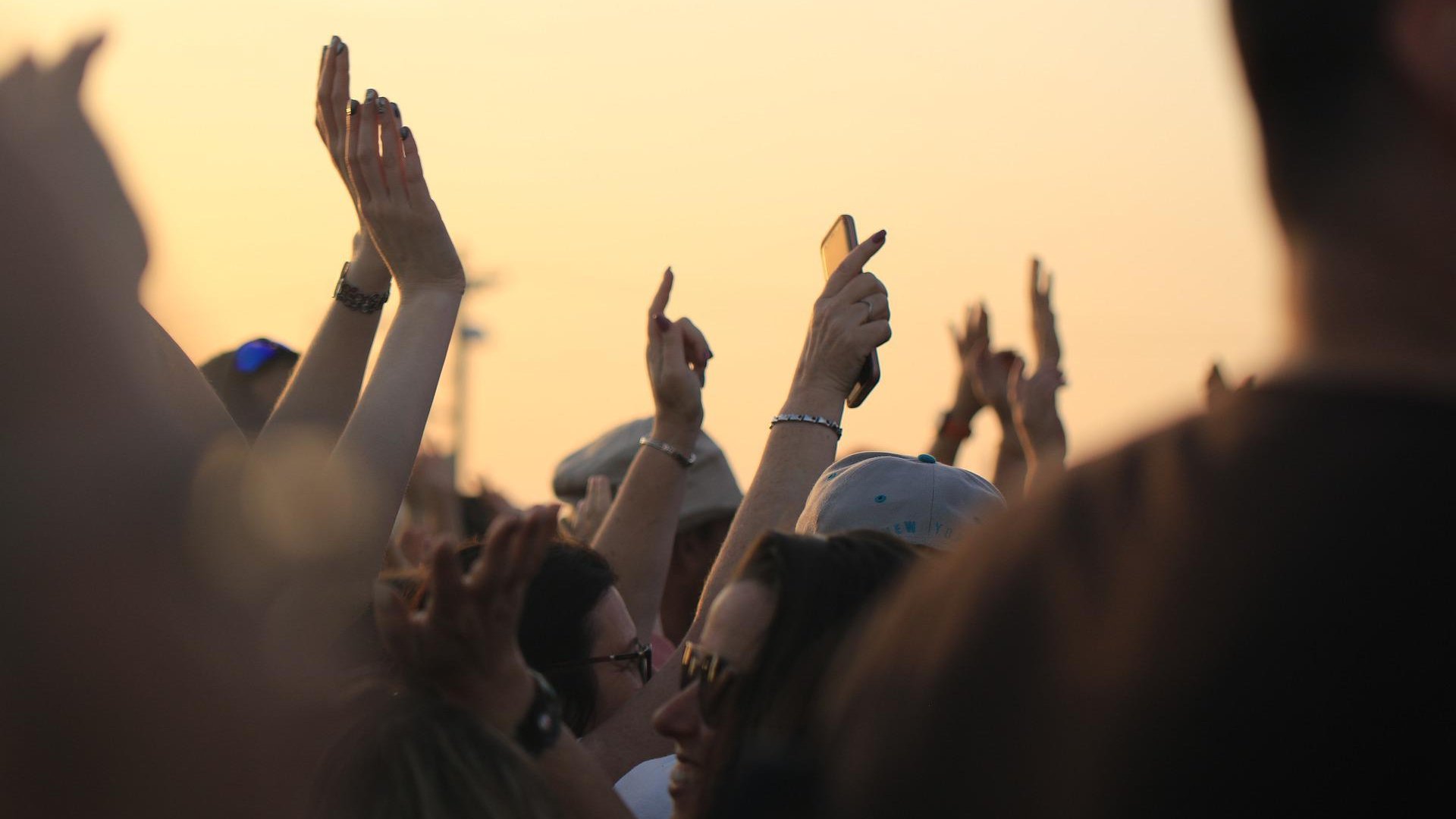 Ingyenes koncertek a Balaton vízi színpadán – Új helyszínen a BalatONkoncert minifesztivál Ingyenes koncertek a Balaton vízi színpadán – Új helyszínen a BalatONkoncert minifesztivál