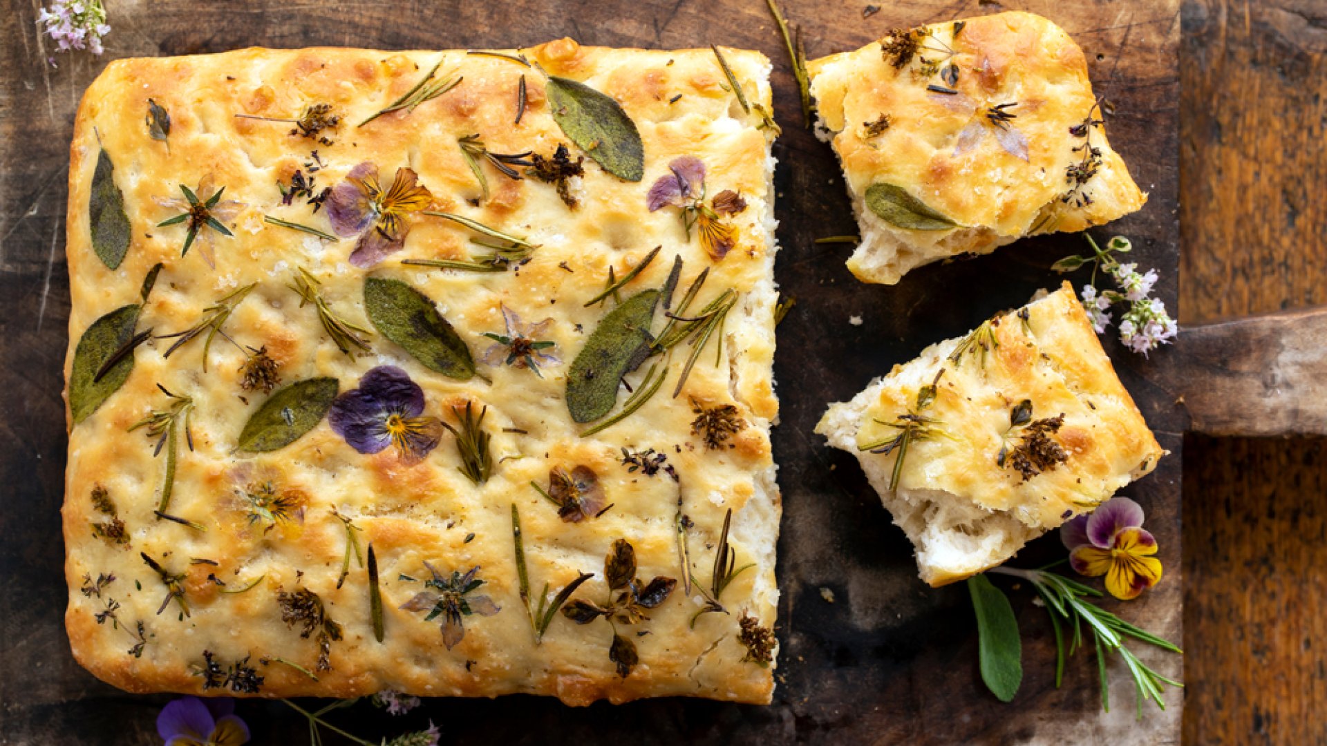 Ízletes focaccia recept ehető virágokkal Ízletes focaccia recept ehető virágokkal