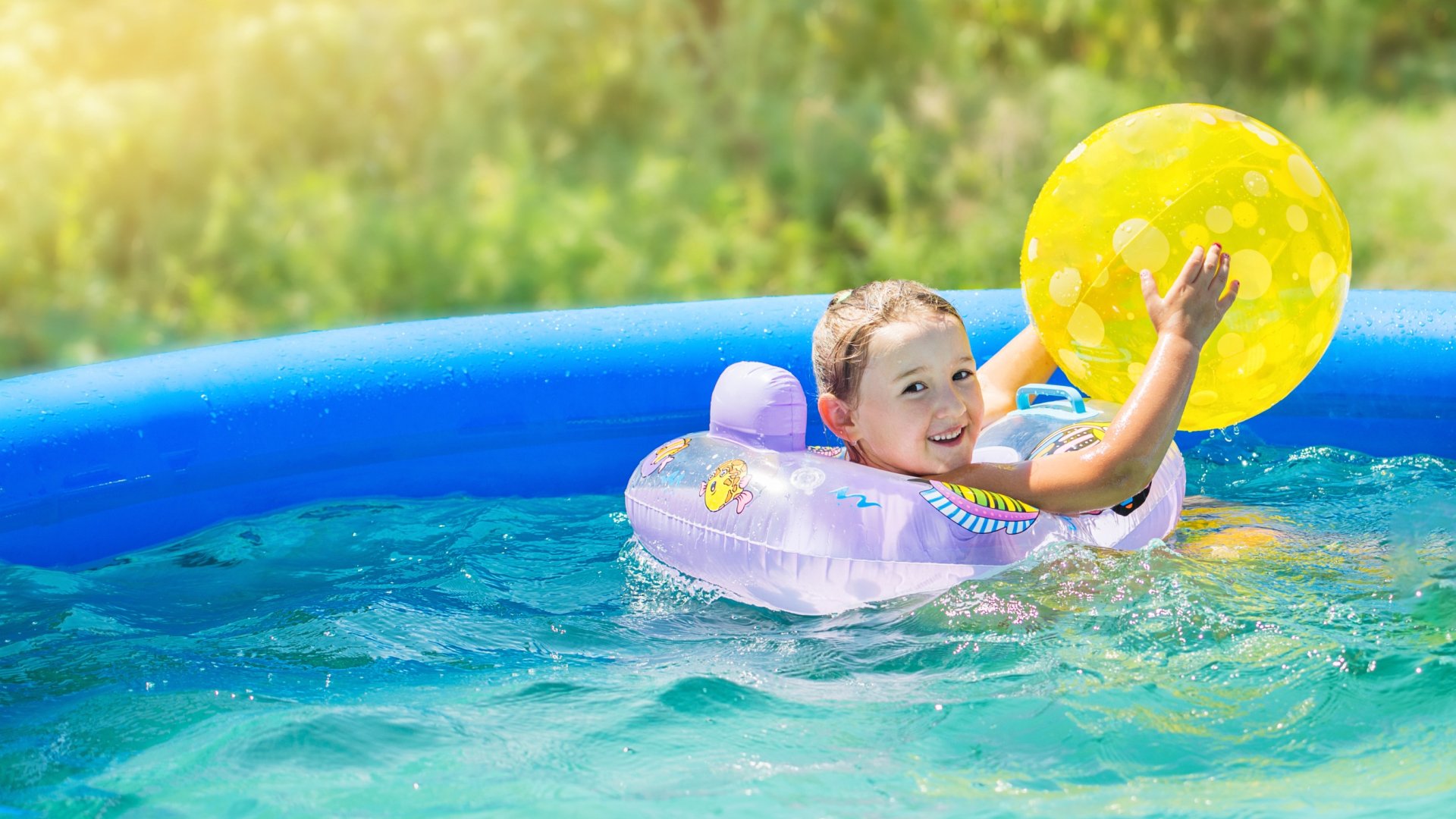 Tippek a medence tisztítására – Így marad tiszta a víz egész nyáron!
