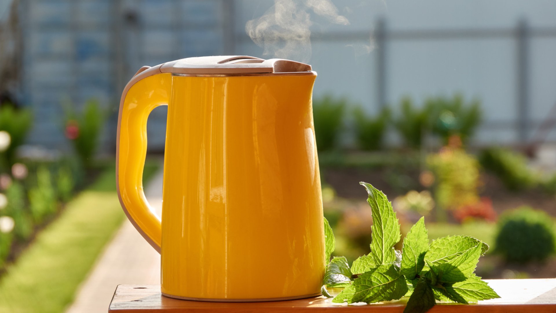 Így használd a forró vizet a gyomok ellen