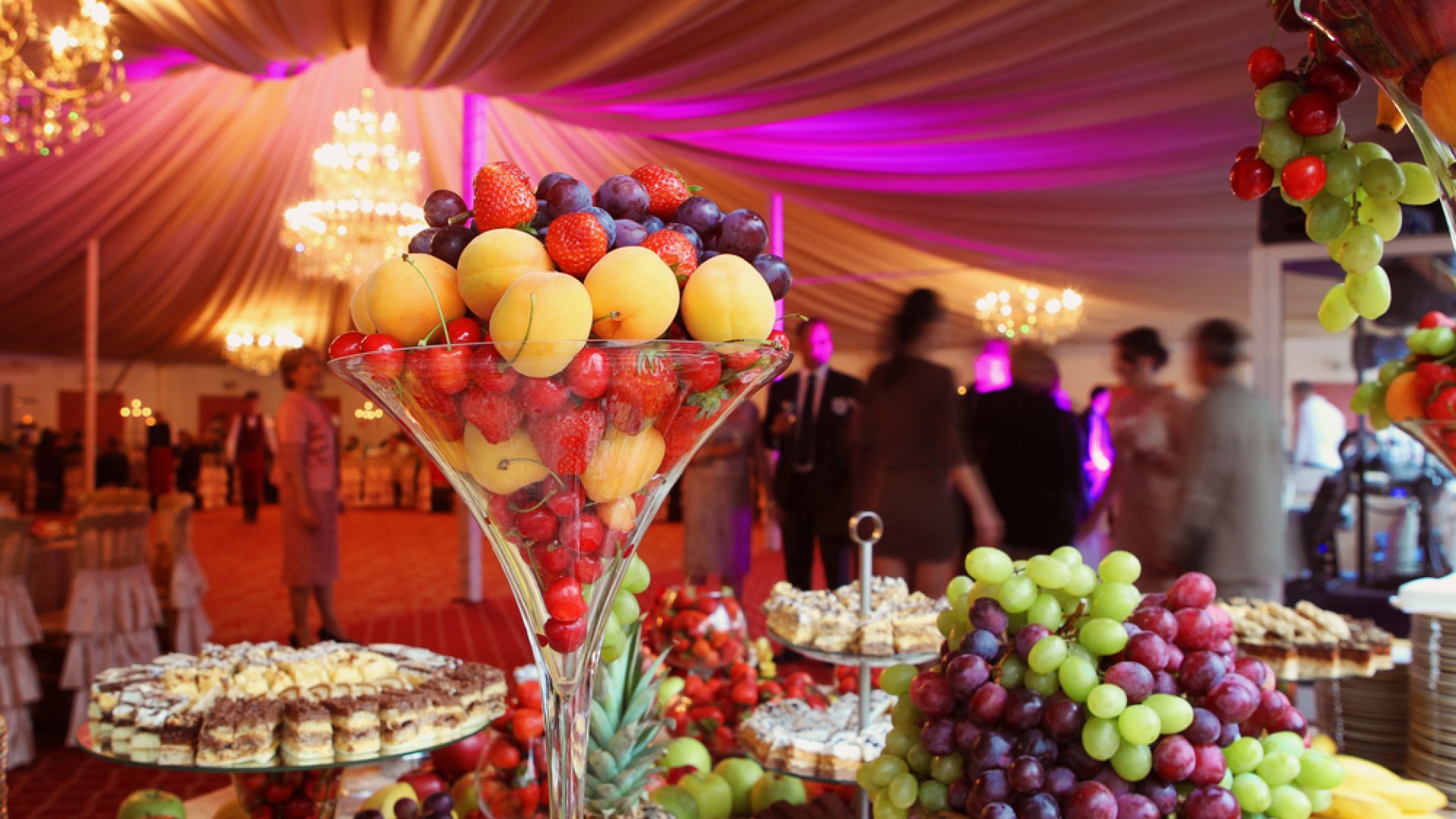 Zöldés, gyümölcs dekoráció esküvő 