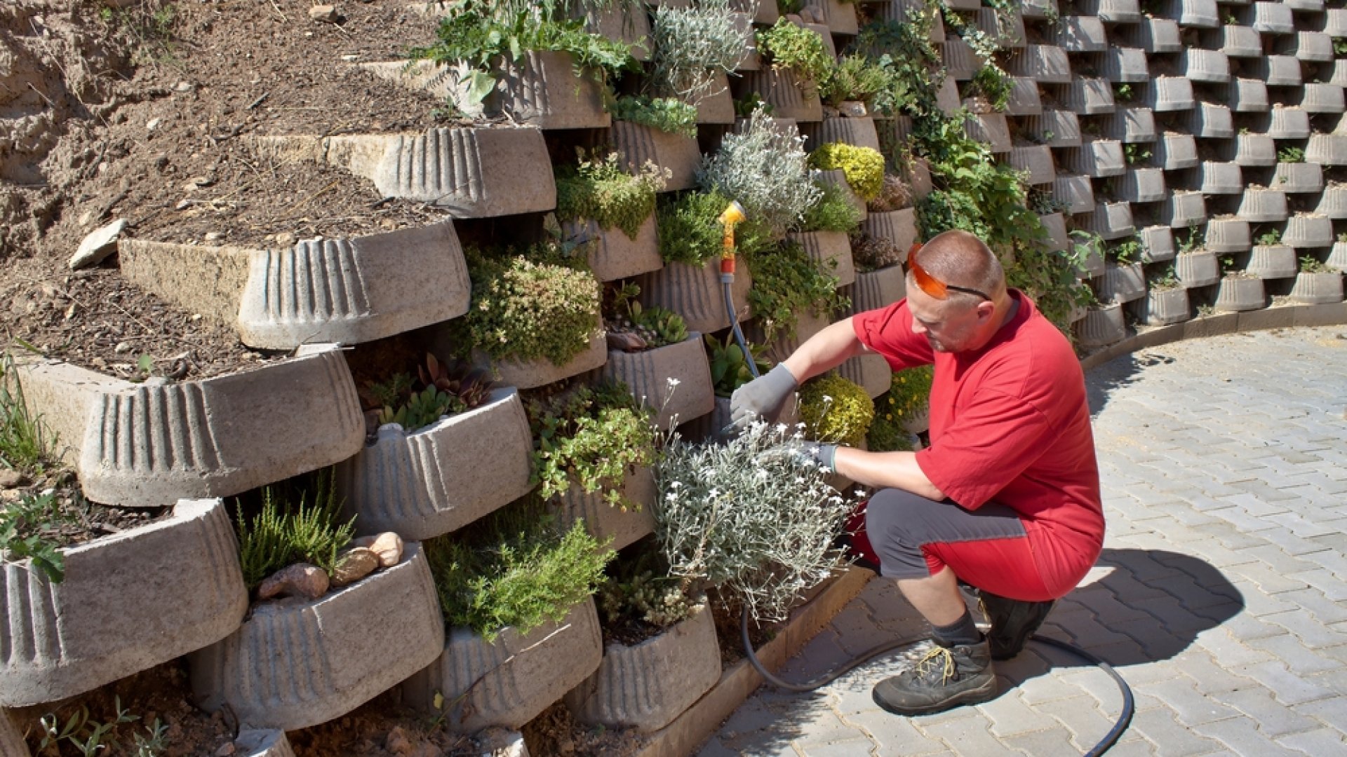 Építsünk strapabíró, mutatós támfalat szakértő segítségével! 