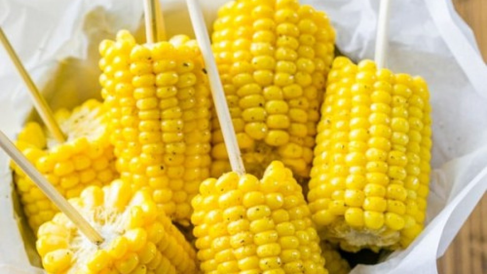 A tökéletes főtt kukorica elkészítésének receptje! Ennyire könnyű, és ízletes még sosem volt!