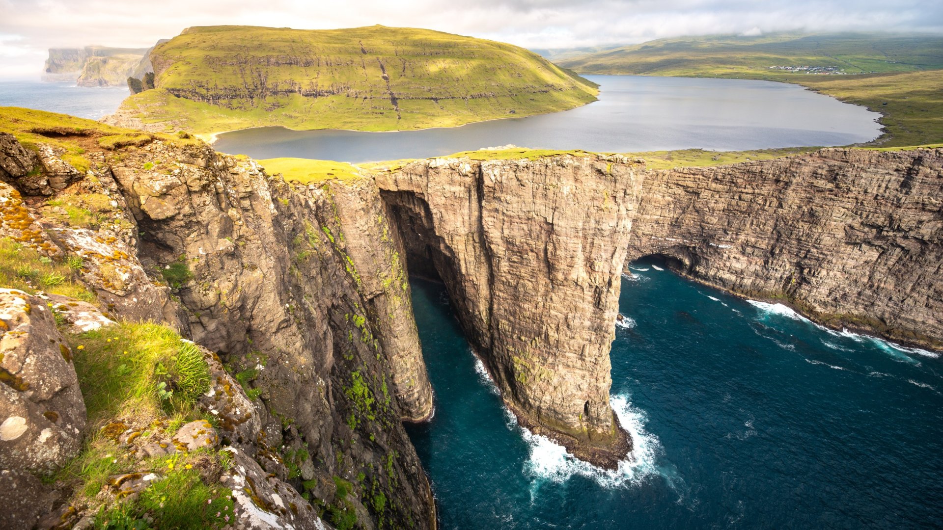 Csodálatos tó az óceán fölött! 