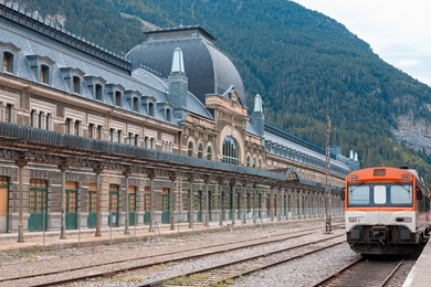 Elhagyatott vasútállomásból fényűző szálloda – Szálloda a Pireneusok lábainál