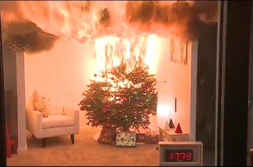 Döbbenetes videó, ennyi idő alatt ég le az egész lakás a karácsonyfa miatt! 