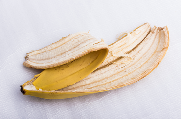 Banánhéj elfogyasztása